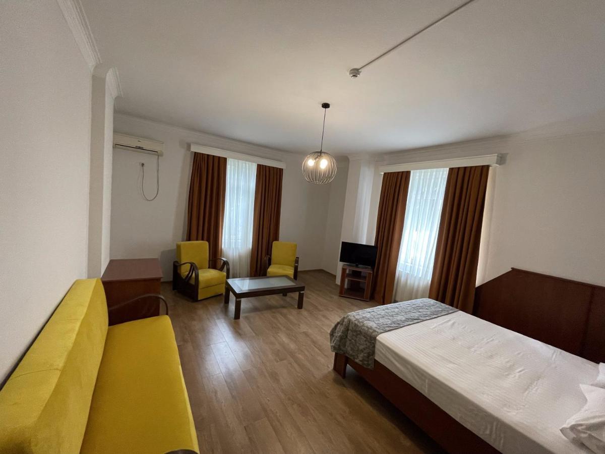 Aristocrat Hotel Tbilisi Buitenkant foto